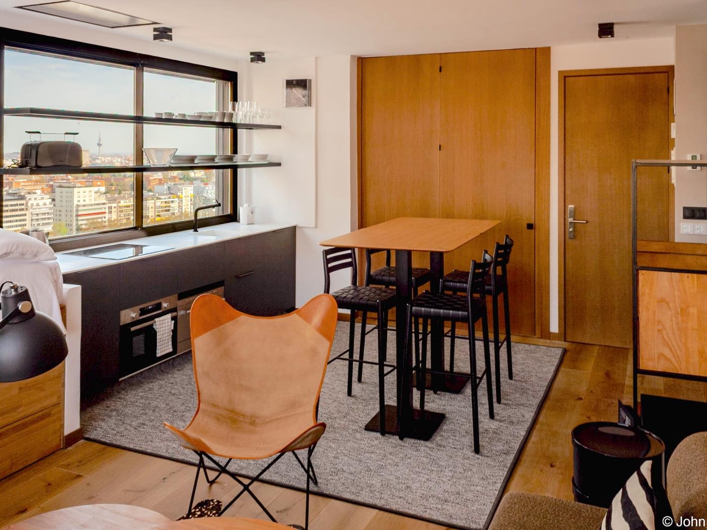 Chic Studio Loft with City Views & Rooftop Pool - My Space Madrid Apartments
