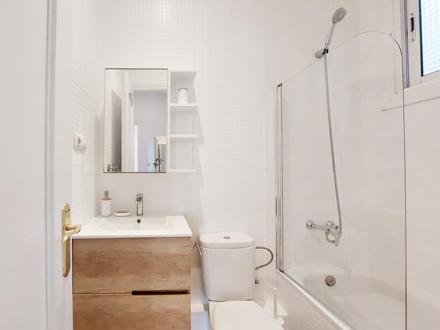 Bright 2-Bedroom Apartment with Balcony - My Space Barcelona Apartments