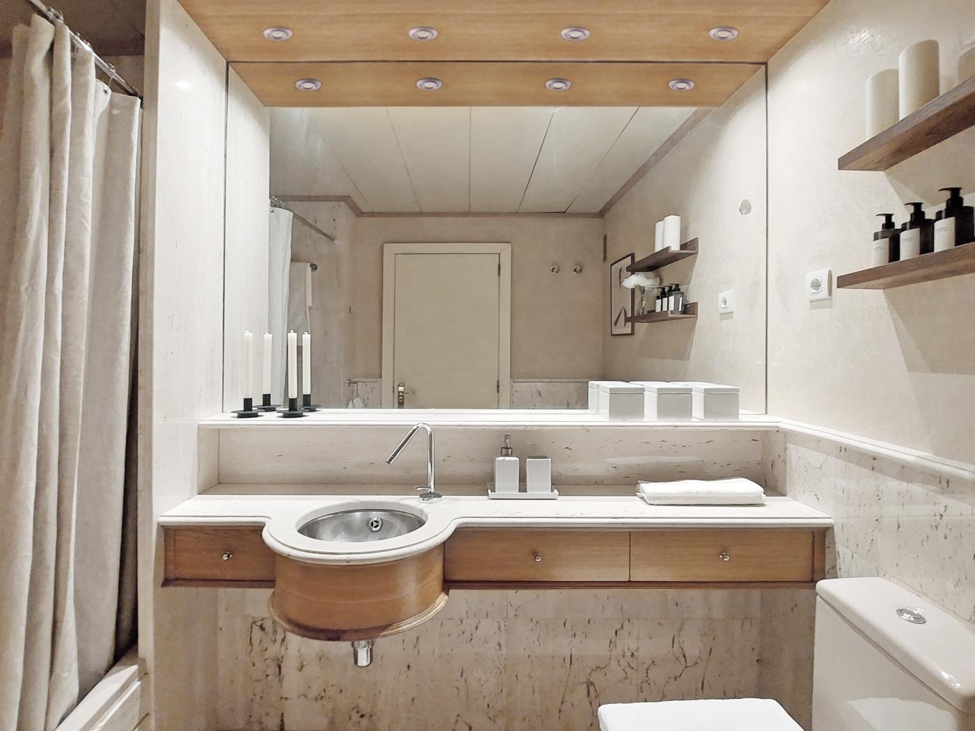 Furnished 2-bedroom, 2bathroom apartment in front of Hotel Palace - My Space Barcelona Apartments