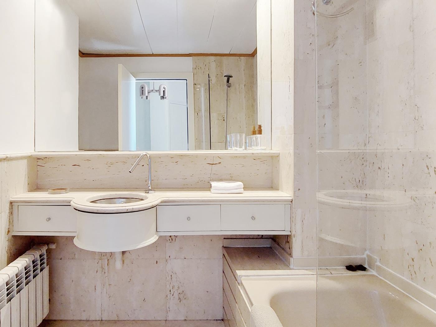 Sunny 2-Bedroom Apartment next to Hotel Palace – Downtown Barcelo - My Space Barcelona Apartments