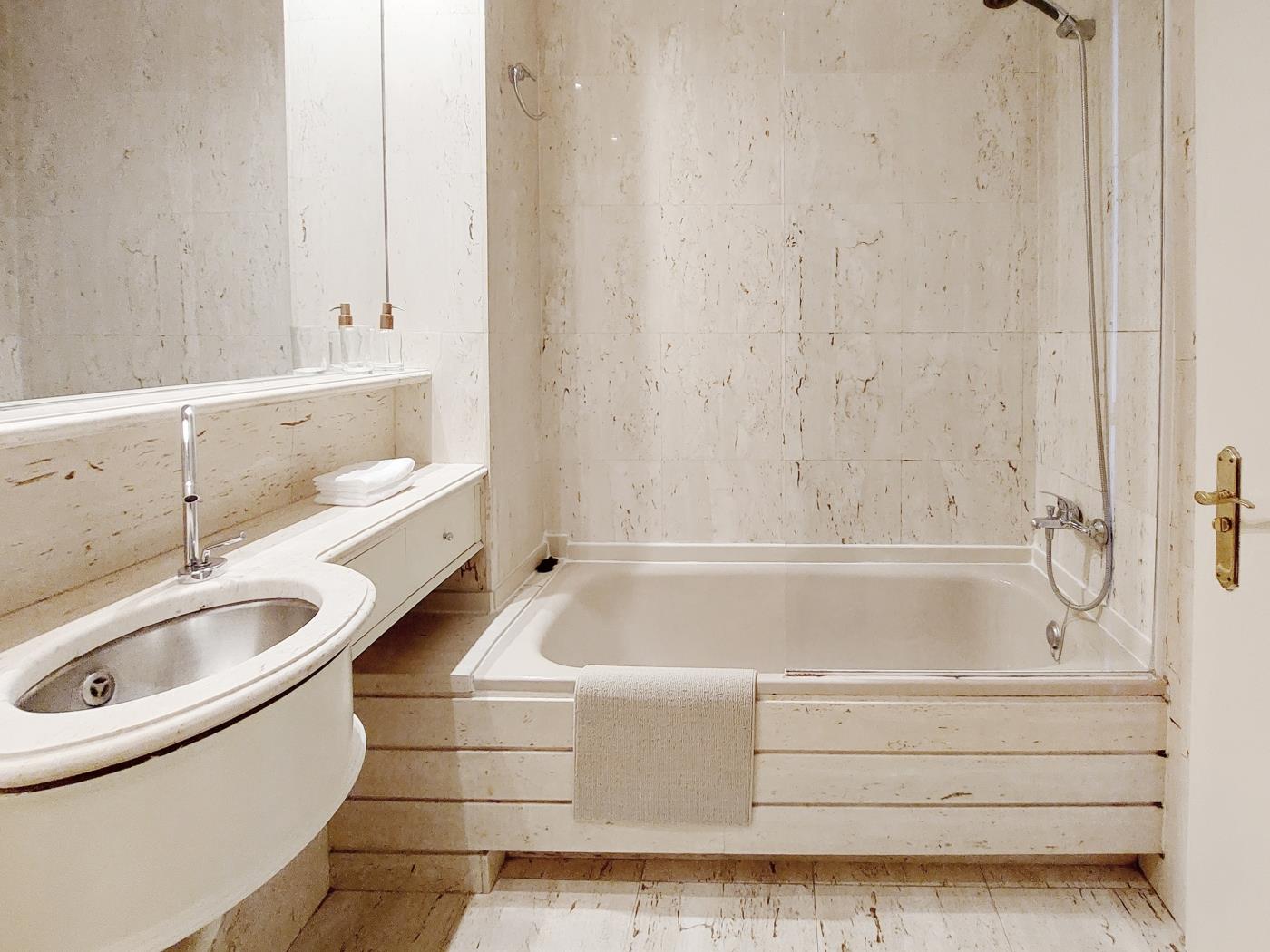 Sunny 2-Bedroom Apartment next to Hotel Palace – Downtown Barcelo - My Space Barcelona Apartments