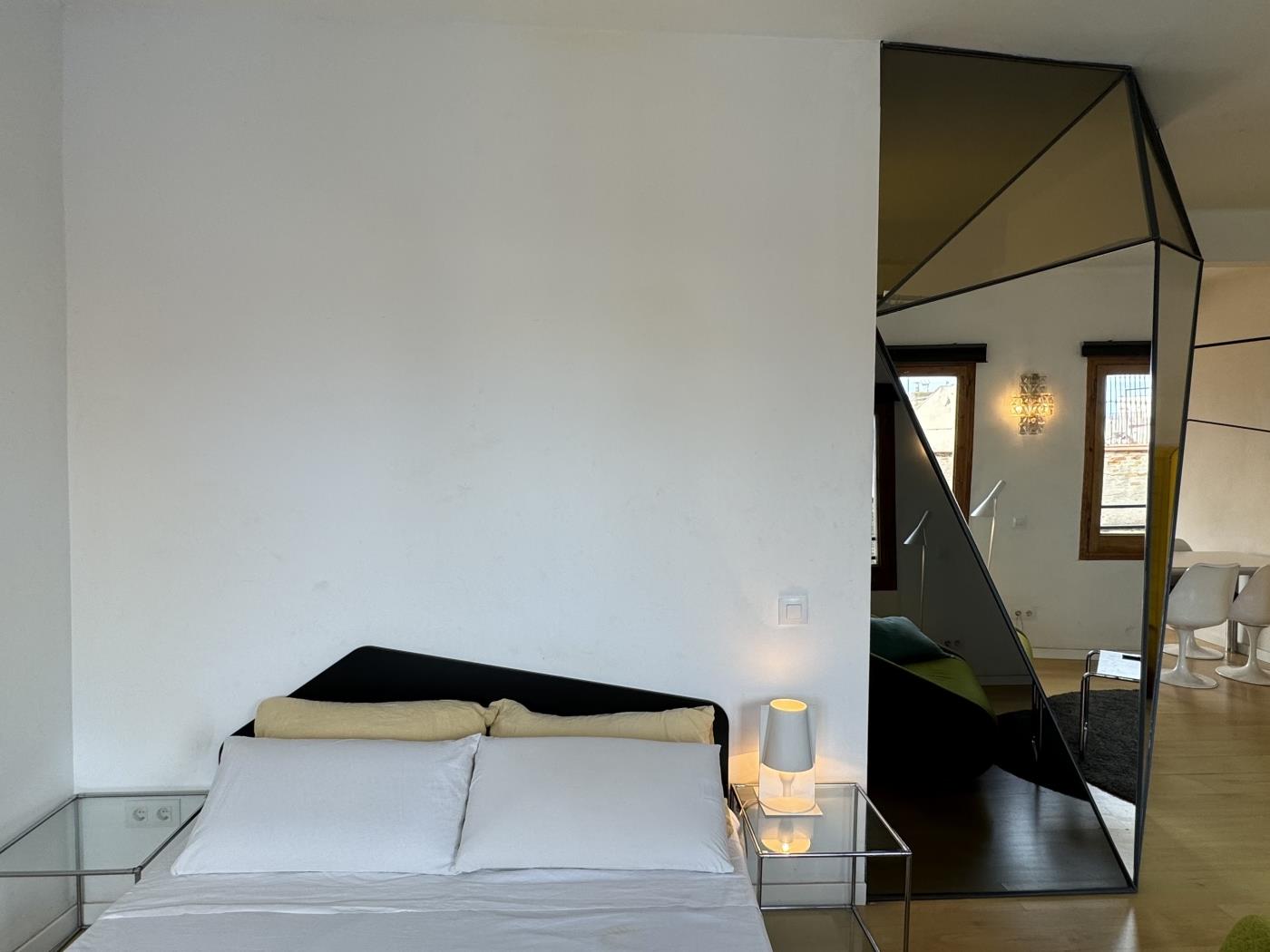 Renovated 2-Bed Loft with Terrace in Gothic Quarter - My Space Barcelona Apartments